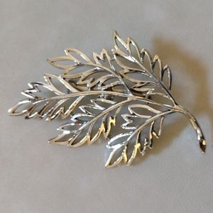 Beautiful leaves brooch.